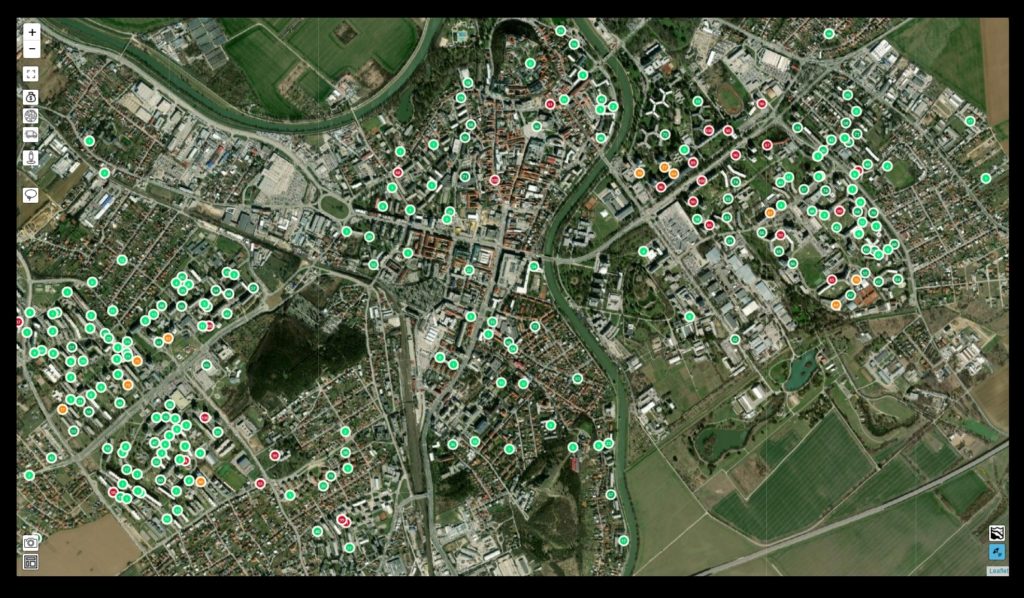Map of the city with green, orange and red dots which indicates the fill-level of containers where smart sensors were deployed. 
