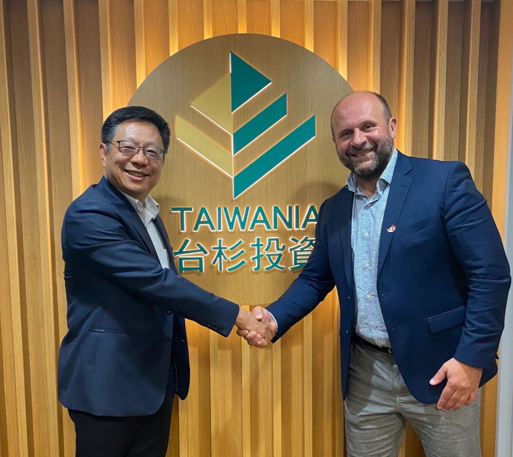 Martin Basila CEO a spoluzakladateľ spoločnosti Sensoneo a David Weng, generálny riaditeľ a generálny partner Tech Fund z Taiwania Capital, si podávajú ruky po podpísaní investície séria A.