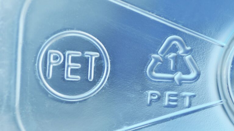 A sign of a PET placed on a plastic bottle.