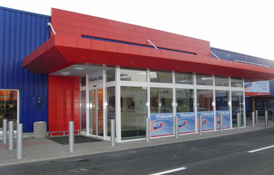 Entrance to the TESCO supermarket.